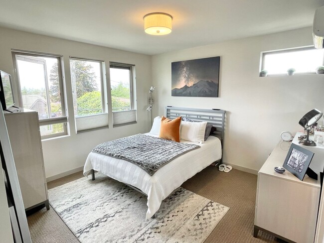 Building Photo - Sophisticated Greenwood Townhome with Views!