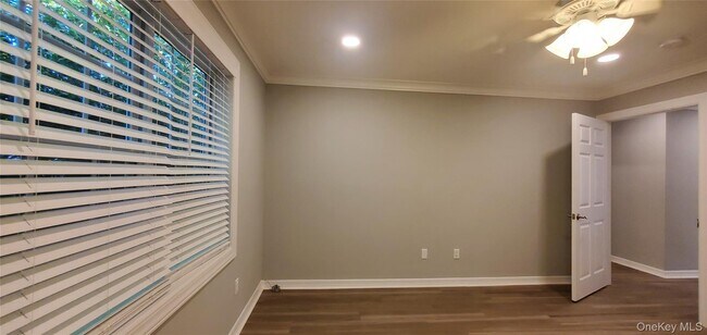 Building Photo - 81 Secatogue Ave