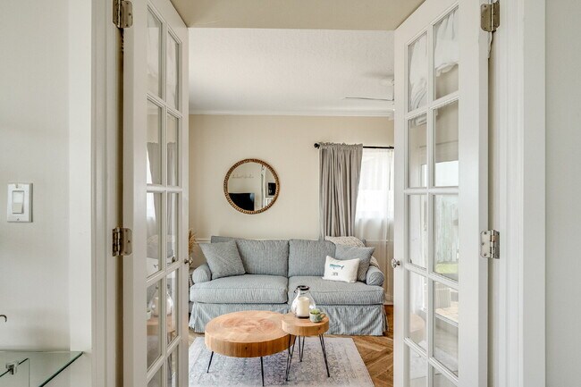 Building Photo - Gorgeous Riverfront 3/2 with dock!!