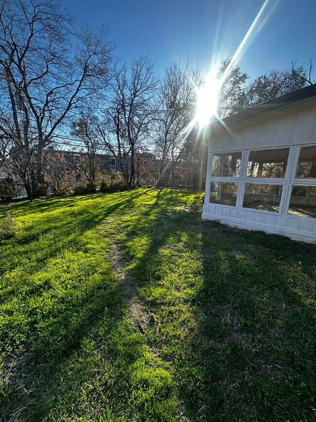 Building Photo - 3 bedroom 1 bathroom with 1 car garage in 76107