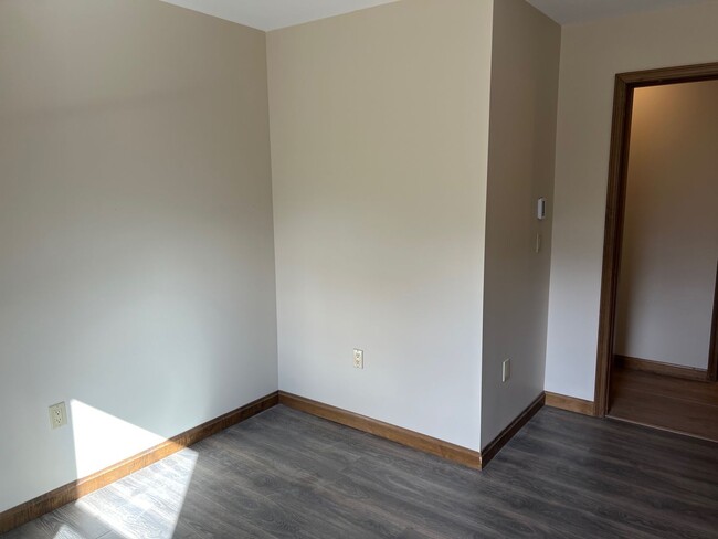 Building Photo - Newly Renovated Spacious 3 Bedroom Townhou...