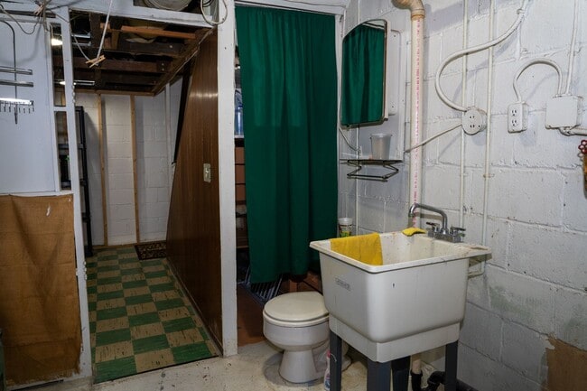 Building Photo - AVAILABLE JULY 1ST!! DON'T MISS this FANTASTIC home in a PRIME LOCATION!