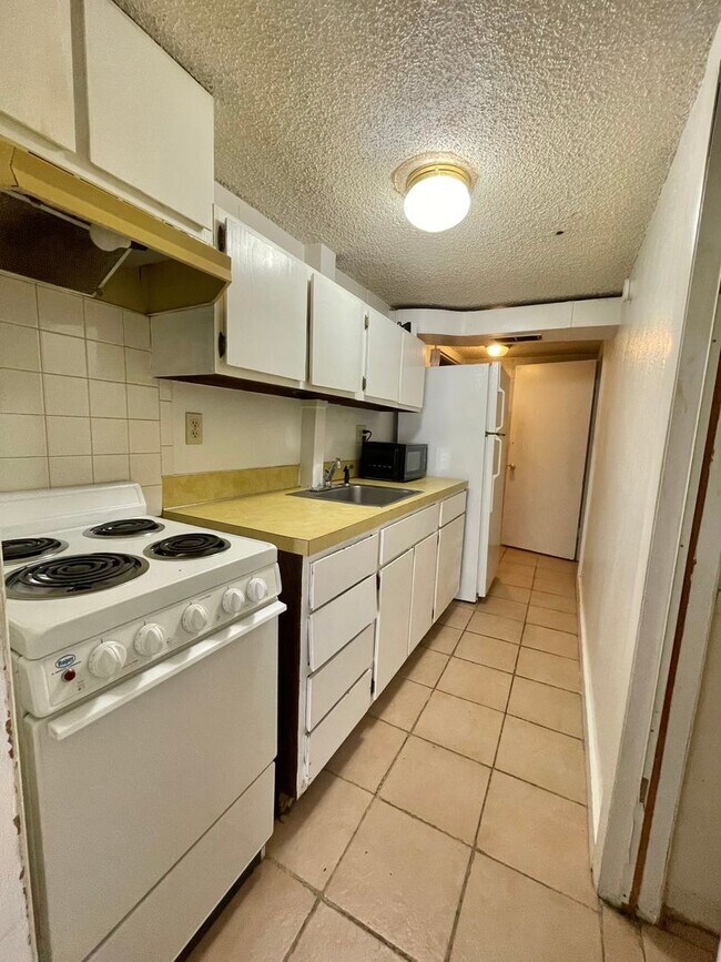 Building Photo - AVAILABLE NOW!! Move-In Special! Half Off ...
