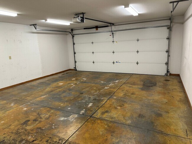 Building Photo - GREAT FAMILY HOME!