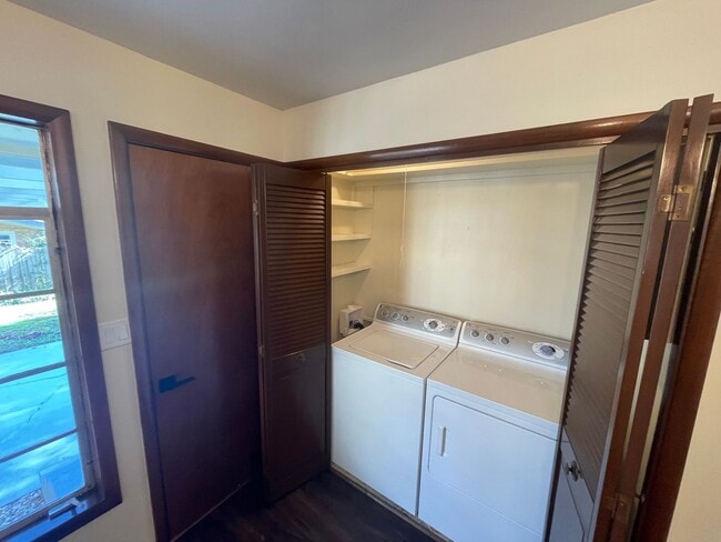 Building Photo - Completely remodeled Beautiful 3 bedroom 2...