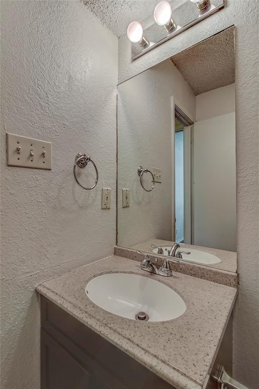 Building Photo - 400 Hedgewood Dr