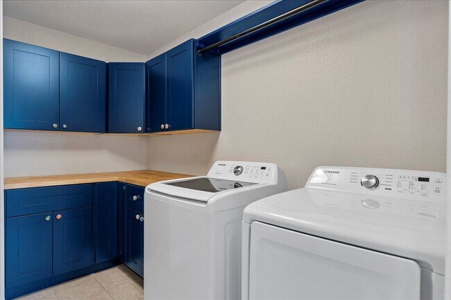 Building Photo - 5355 Canyon View Dr