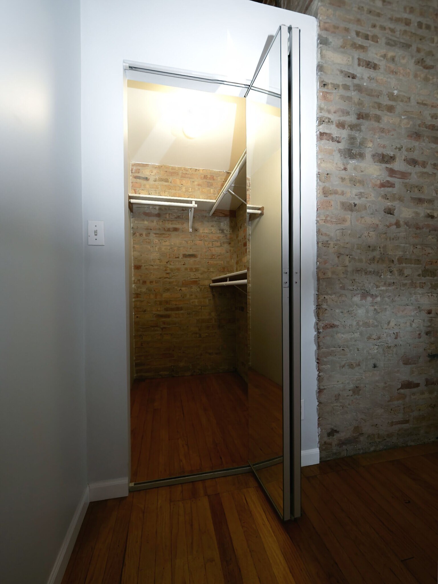 Building Photo - 2849 W Belmont Ave