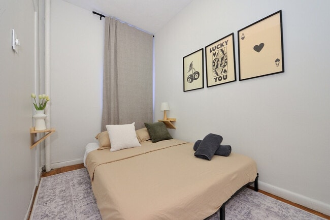 Building Photo - 388 W 38th St