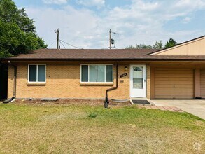 Building Photo - Modern and Spacious Duplex Style Home with...