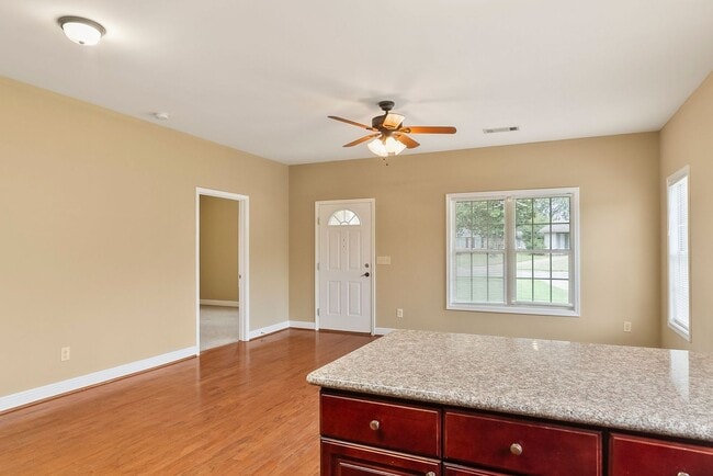 Building Photo - Charming 3 Bedroom 3 Bath Home Available i...