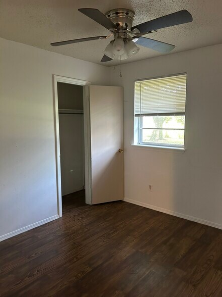 1st bedroom - 1317 Lakecrest Dr