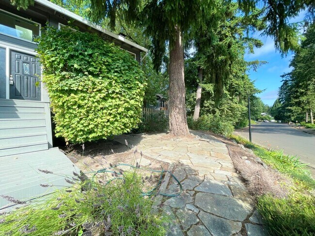 Building Photo - SPACIOUS 4 Bed/3 Full Bath Home in West Linn