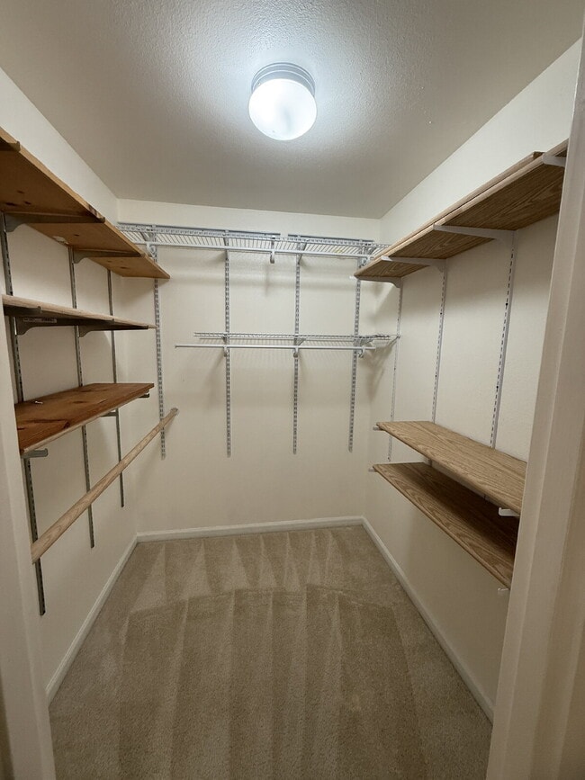 Building Photo - Spacious 4-Bedroom Retreat in Renton Available!