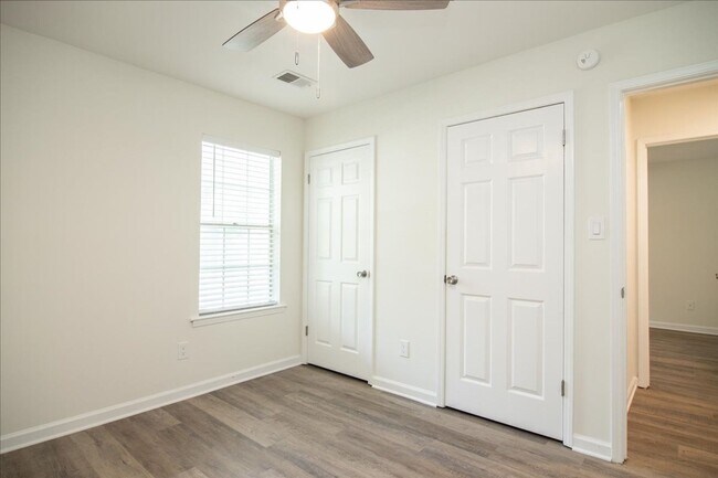Building Photo - Newly Renovated 3bd/2ba Duplex Unit in Con...