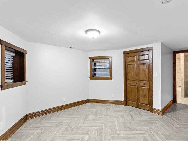 Building Photo - 5859 N Magnolia Ave