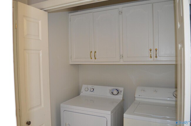 Building Photo - 2136 Eastbrook SE