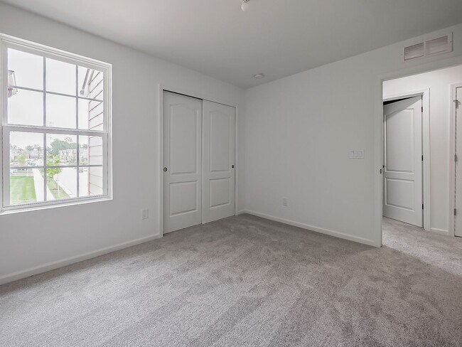 Building Photo - AVAILABLE NOW! Modern Comfort Meets Everyd...