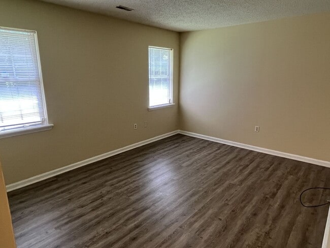 Building Photo - Cute 3 Bed, 2 Bath Ranch Home off East W.T...