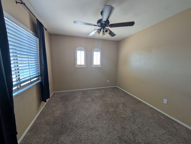 Building Photo - 4 Bedroom 2.5 Bathroom Gate Copper Canyon ...