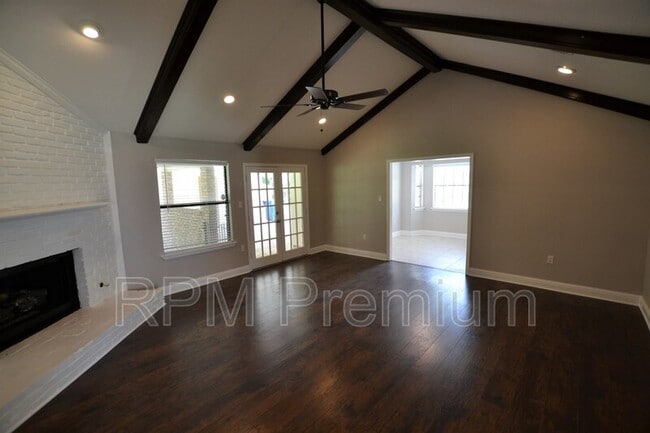 Building Photo - 2530 Chantulane Ave