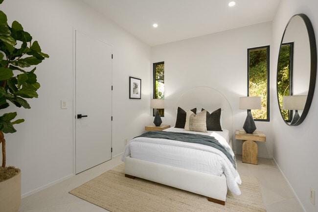 Building Photo - 8896 Lookout Mountain Ave