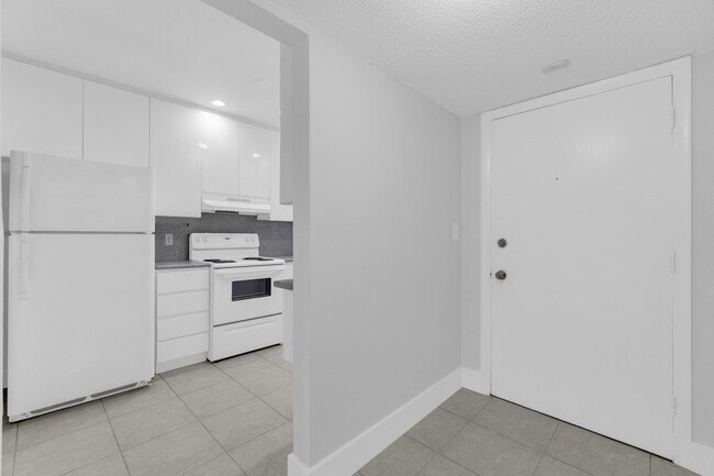 Building Photo - 200 Jacaranda Country Club Dr