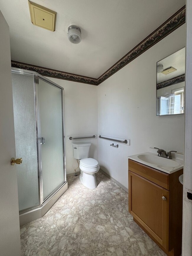 Building Photo - Spacious Home Near Hospital