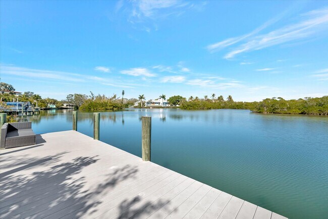 Building Photo - ALL THE CHARM! - Siesta Key 1+ acre on the Bay - 3 bed/ 2 bath pool home