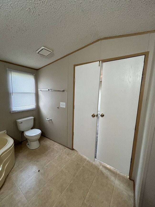 Building Photo - 217 Tyler St