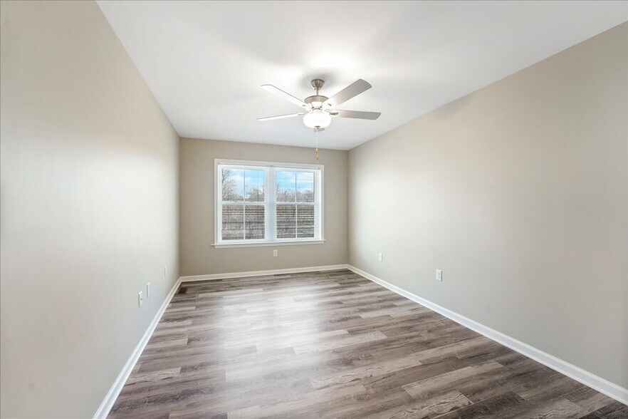 Building Photo - 552 Creek Rd