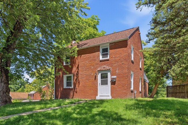 Building Photo - 624 Elm Dr