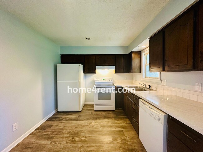 Building Photo - Raised Ranch Style Home in KCK w/ a Finished Basement and Conveniently Located Near I-635!