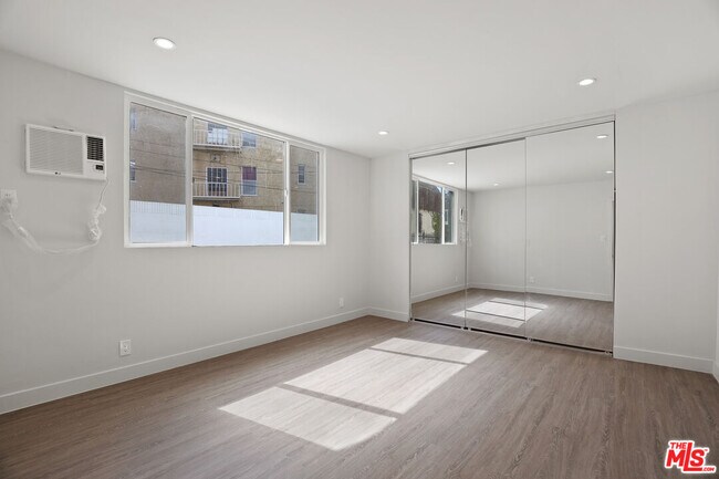Building Photo - 1117 S Bronson Ave