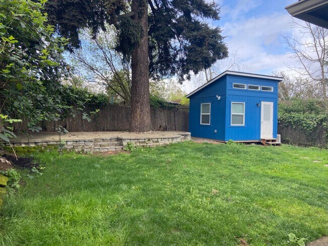 Building Photo - Charming 3 Bedroom, 1 Bath Home in Portland offering Comfortable Living with Central AC!