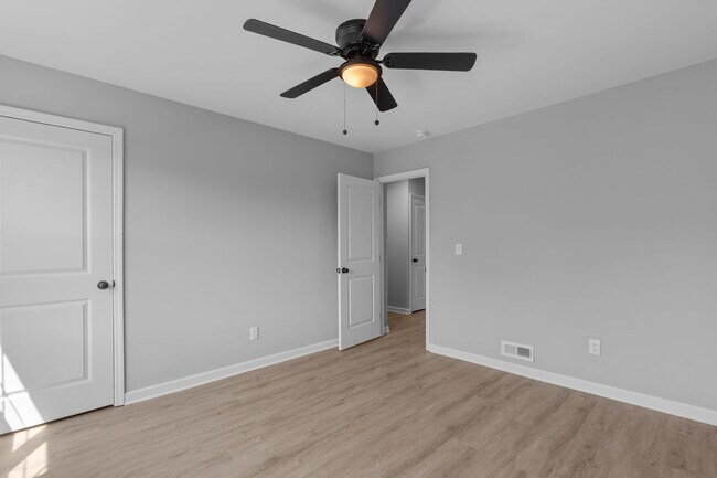 Building Photo - 400 Gallery Ln