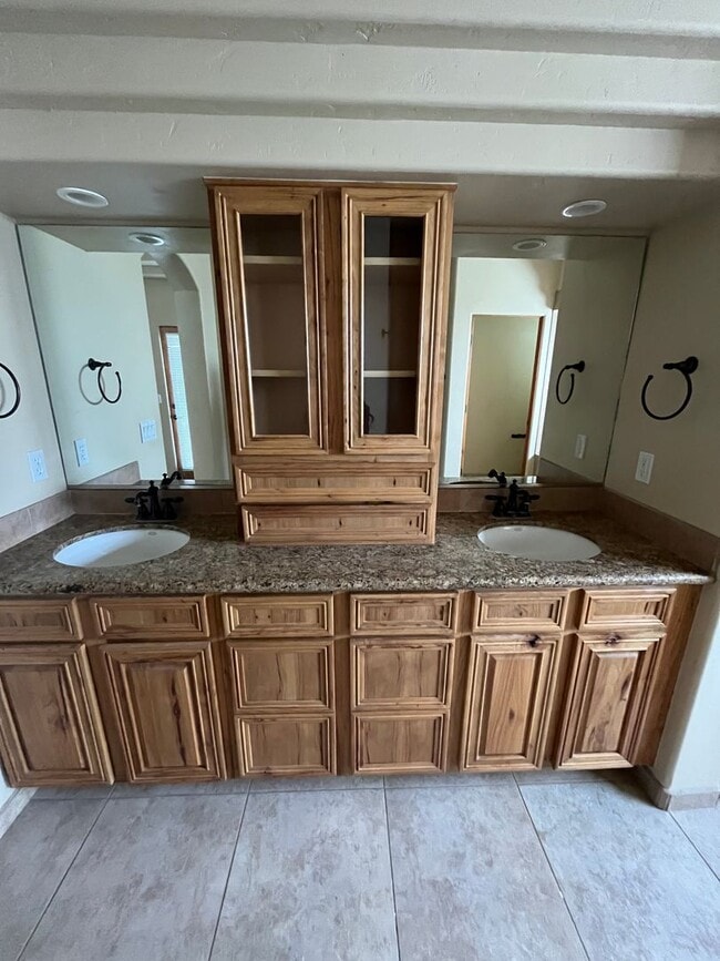 Building Photo - Beautiful 3 Bedroom Home! Available Now!