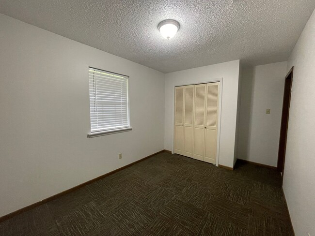Building Photo - New Listing!