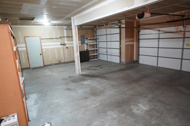 Building Photo - 1394 E Holly St