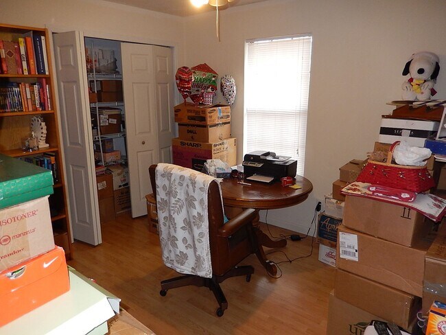Building Photo - LOVELY 3/2 NW House w/ 2-Car Garage, Corne...
