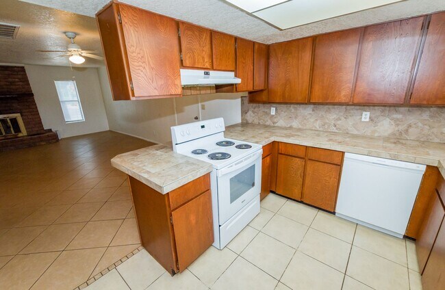 Building Photo - Charming Cul De Sac Home with Fireplace, Central A/C & Garage!