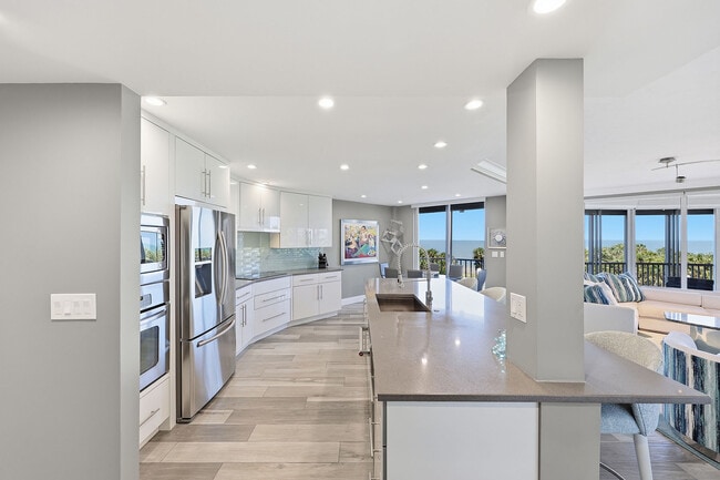 Building Photo - 8111 Bay Colony Dr