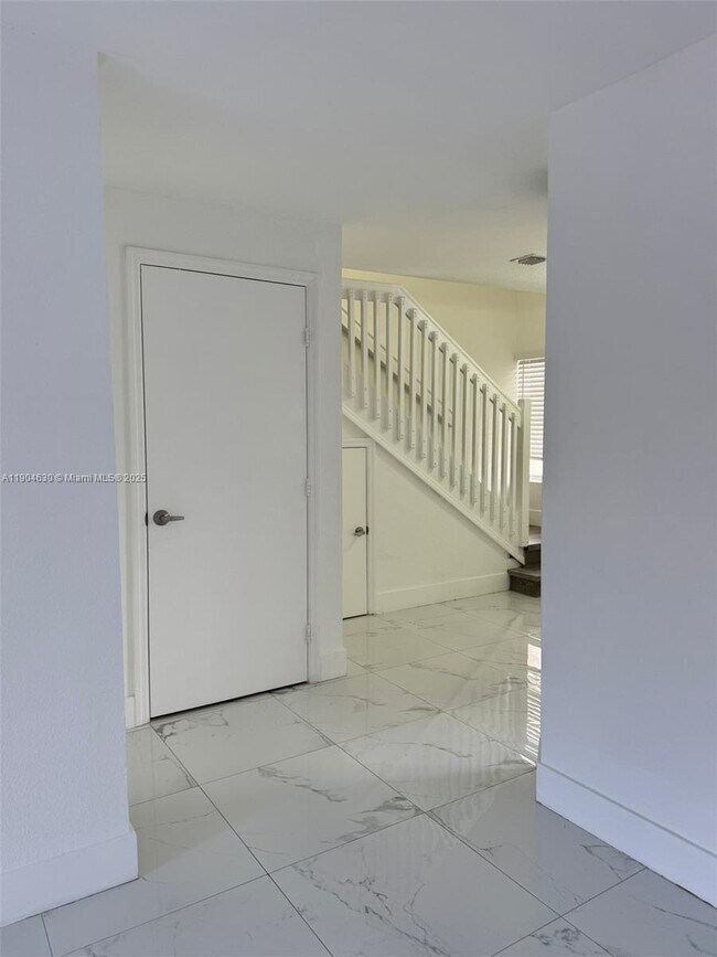 Building Photo - 618 SW 2nd Pl