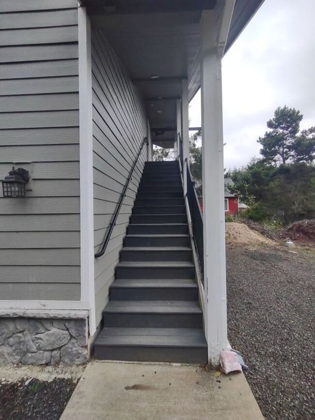 Building Photo - Studio Apt in Private Setting