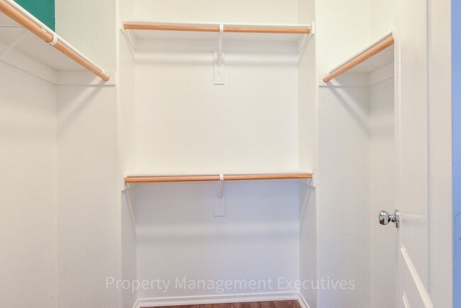 Building Photo - Beautiful 4 Bed, 3.5 Bath Townhouse