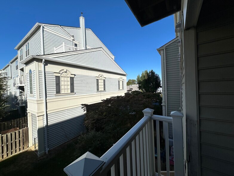 Building Photo - 1813 Kenwood Ave