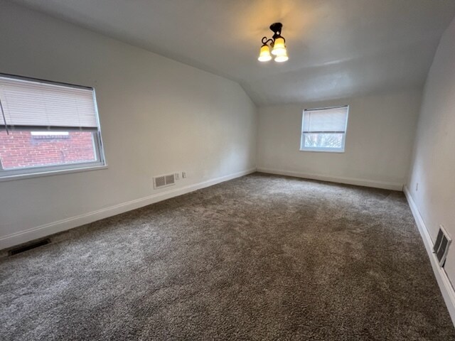 Building Photo - 39 Forest Ave