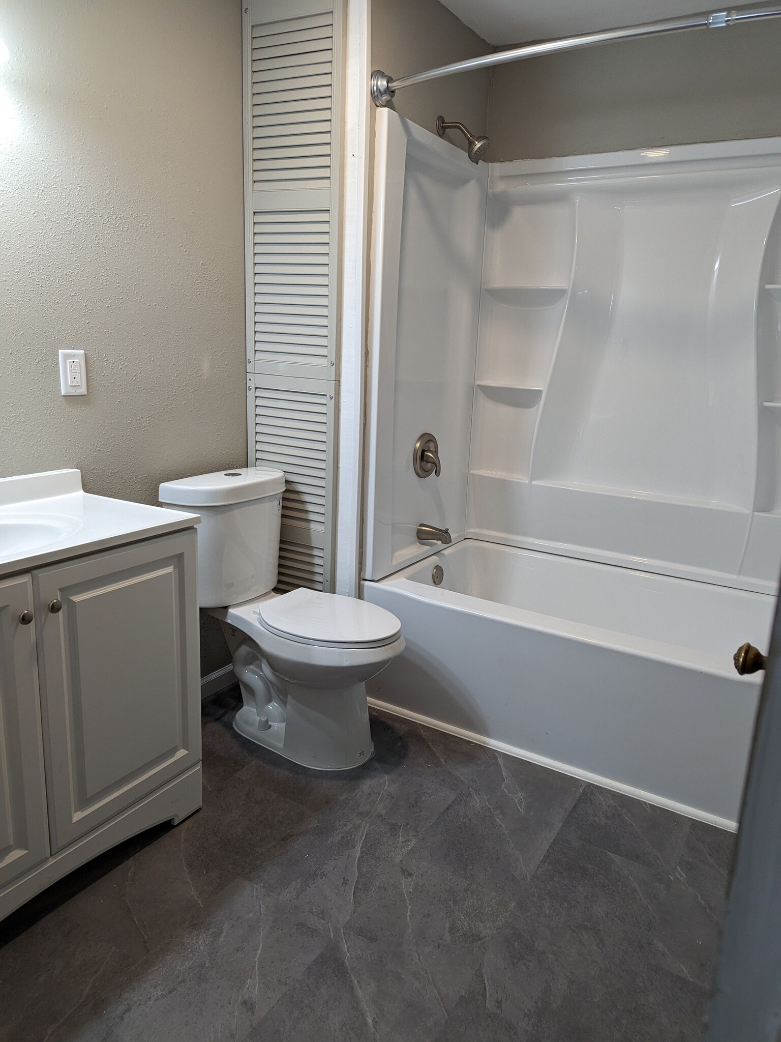 Upstairs Bathroom - 1116 S Glass St