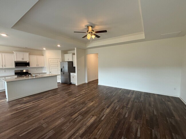 Building Photo - Springville Schools One Level 4 Bedroom / 3 Bathroom/ 3 Car Garage