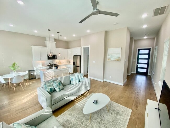 Building Photo - 303 Queen Sude Ln